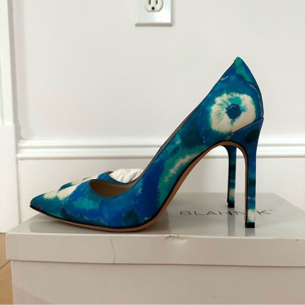 Manolo Blahnik BB 105 pointy toe blue tie-dye pumps. Brand new!
